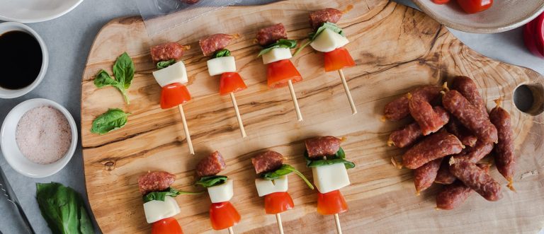 Mini brochettes Caprese avec des bouchées de salami à l’italienne