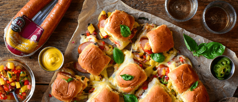 Jambon, saucisse à l’ail avec des mini-burgers à la salsa à l’ananas
