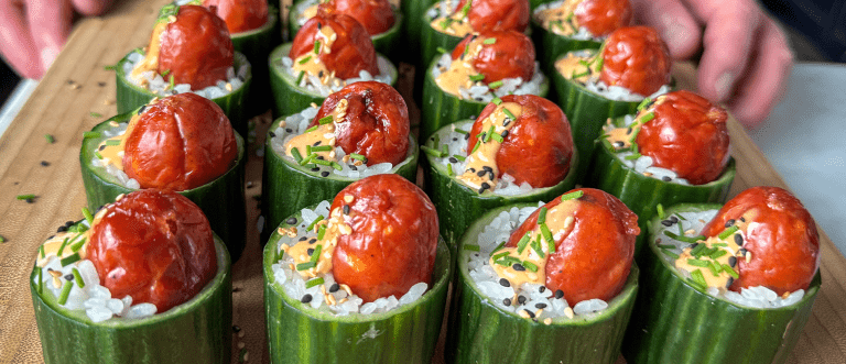 Bouchées chaudes de « sushi » au Smokie Popper dans des gobelets de concombre